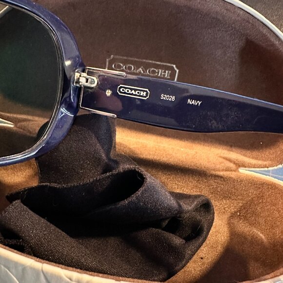 Navy Coach Sunglasses with white gloss clam-style case and cleaning cloth - Picture 5 of 5